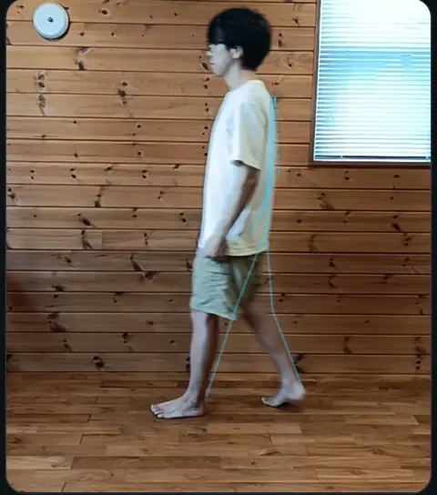 nico姿勢メーカーの画面。立った姿を撮影して、姿勢のかたむきを測っている様子